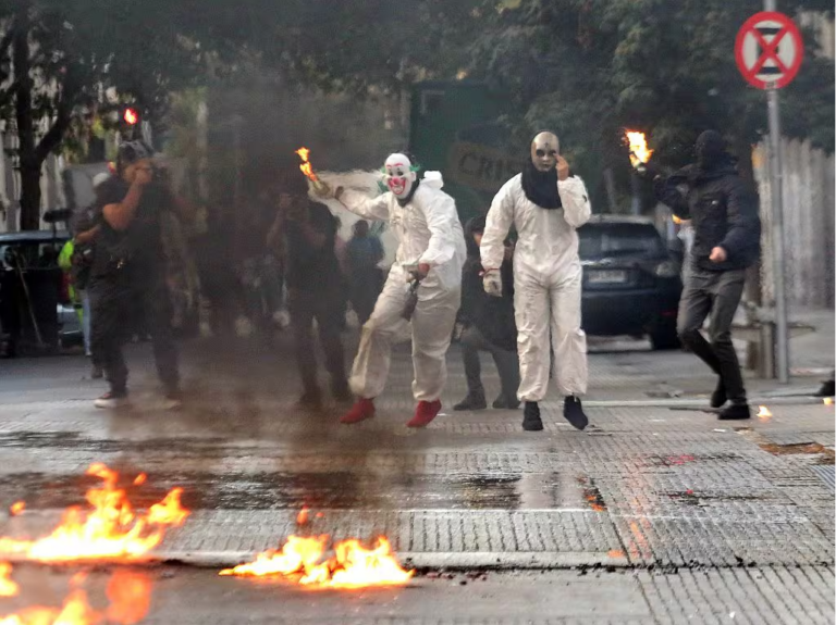 Regresaron hoy a clases: suspenden jornada en el Instituto Nacional tras ataque con bombas molotov