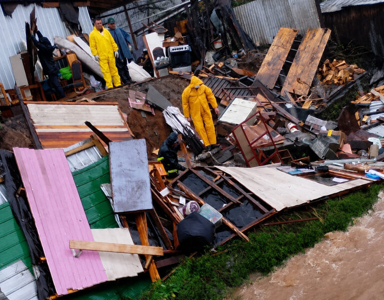 VIDEO| Vivienda es arrastrada por río Curanilahue