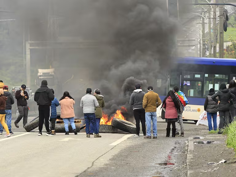 Vecinos bloquean Ruta 150 en protesta por reiteradas inundaciones en Penco